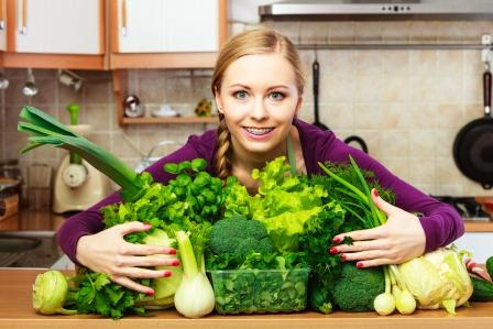 Usmiata žena drží Zeleninovú diétu a drží čerstvú zeleninu v rukách