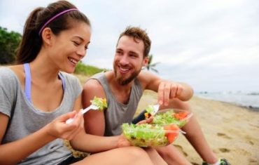 Ako zvládnuť diétu v lete - zena a muz jedia pri mori.jpg