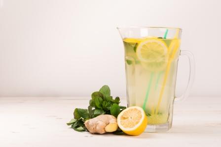 Citrónová diéta - voda s citrónom, zázvorom a mätou v ďžbáne - osviežujúci nápoj pre zdravie