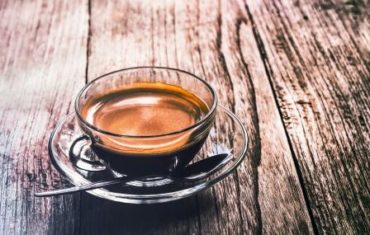 Kávová diéta - káva v šálke na dreve