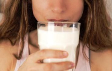 žena pije mlieko - mliečna diéta
