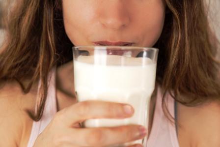 žena pije mlieko - mliečna diéta