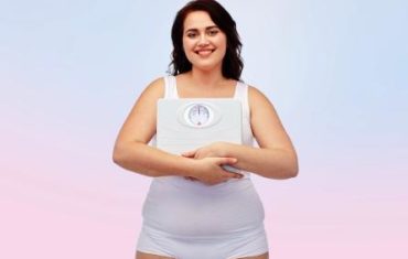 usmieta žena s nadváhou a váhou