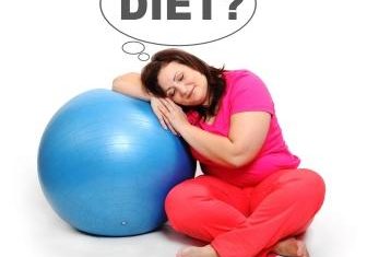 Najhoršia diéta - tučná žena rozmýšľa na diétou