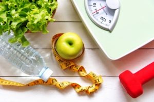 Jarná diéta - činka, váha, zelenina, jablko, voda a meter