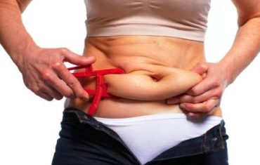 Dieta na chudnutie - žena si meria brušný tuk.jpg