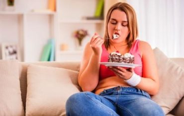 tučná žena je koláč - jedna z príčin nadváhy.jpg
